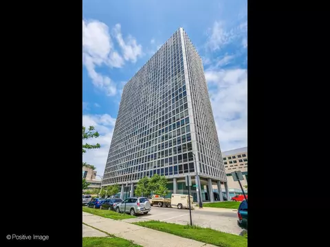 330 W Diversey Pkwy #401, Chicago, IL 60657