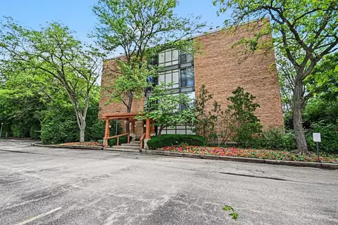 1833 Four Lakes Ave #2D, Lisle, IL 60532