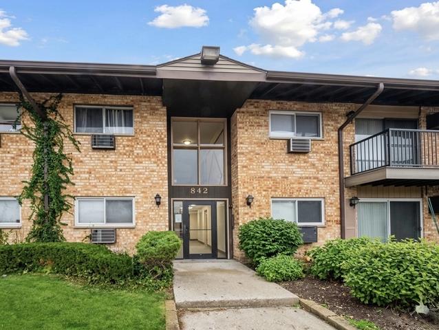 842 E Old Willow Rd #106, Prospect Heights, IL 60070