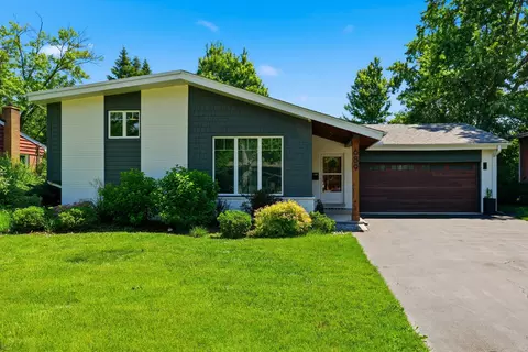 689 Timber Hill Rd, Deerfield, IL 60015