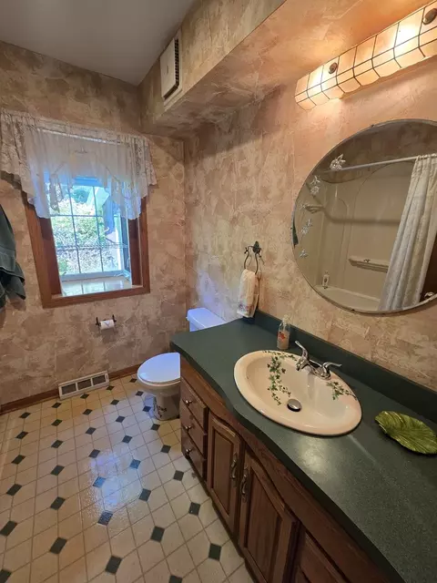 Bath - 4338 148th St, Midlothian, IL 60445 photo 2 of 4