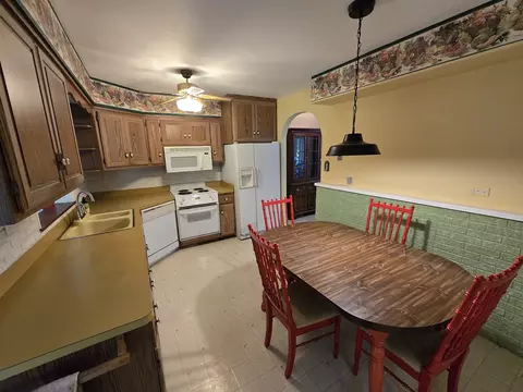 Kitchen - 4338 148th St, Midlothian, IL 60445 photo 2 of 2