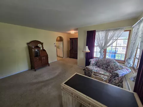 Living - 4338 148th St, Midlothian, IL 60445 photo 2 of 6