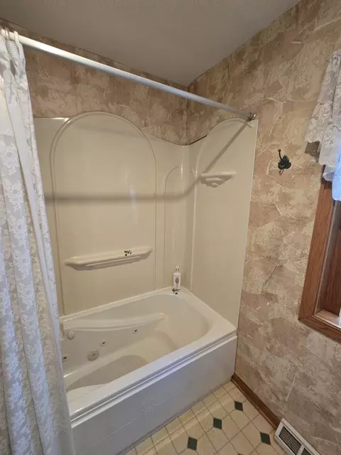 Bath - 4338 148th St, Midlothian, IL 60445 photo 3 of 4