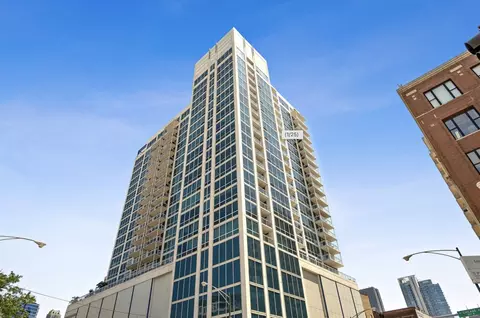 757 N Orleans St #607, Chicago, IL 60654