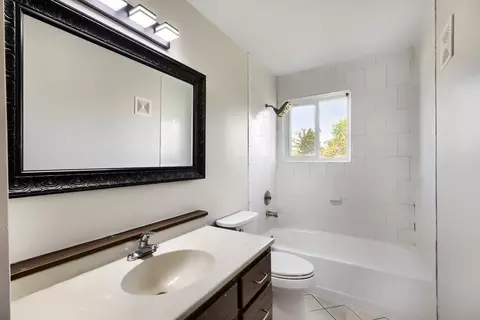 Bath - 2474 Sunlight Ct, Aurora, IL 60502 photo 1 of 2