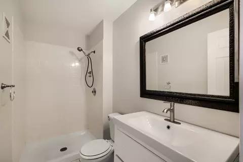 Bath - 2474 Sunlight Ct, Aurora, IL 60502 photo 2 of 2