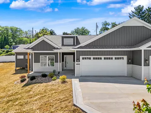 1310 Heights Ct, Bettendorf, IA 52722