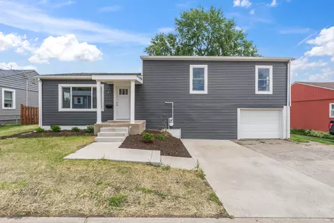 4 Riverview Ln, Bettendorf, IA 52722