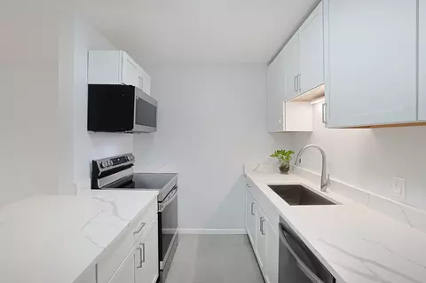 Kitchen - 3265 Kirchoff Rd #127, Rolling Meadows, IL 60008 photo 3 of 4