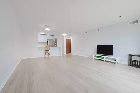Living - 3265 Kirchoff Rd #127, Rolling Meadows, IL 60008 photo 2 of 5