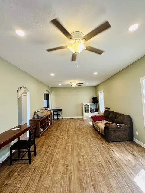 Living - 314 Spring St, Peoria, IL 61603 photo 3 of 4