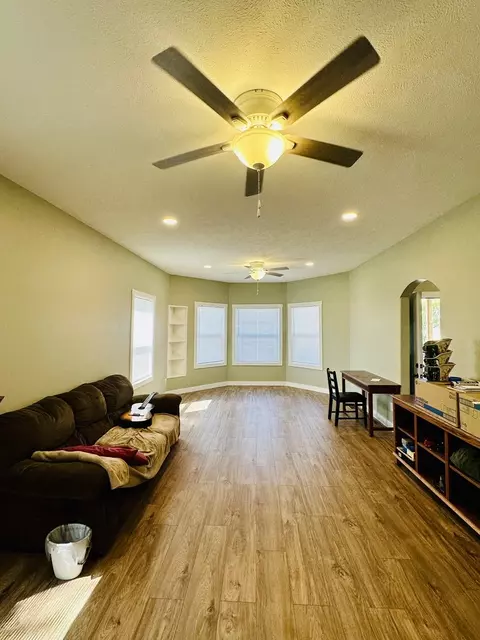 Living - 314 Spring St, Peoria, IL 61603 photo 1 of 4