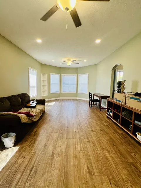 Living - 314 Spring St, Peoria, IL 61603 photo 2 of 4