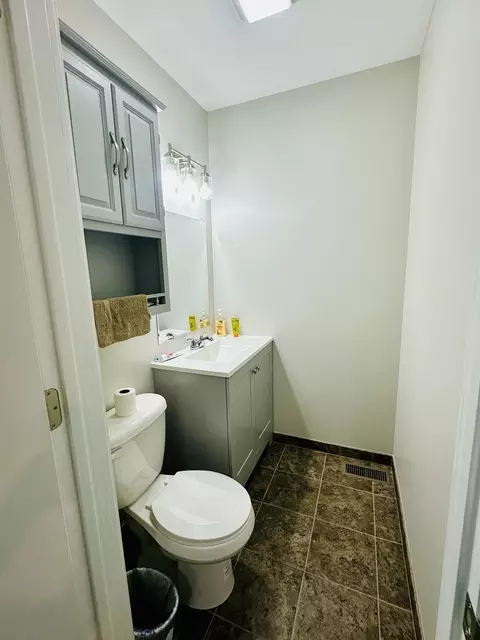 Bath - 314 Spring St, Peoria, IL 61603 photo 2 of 4