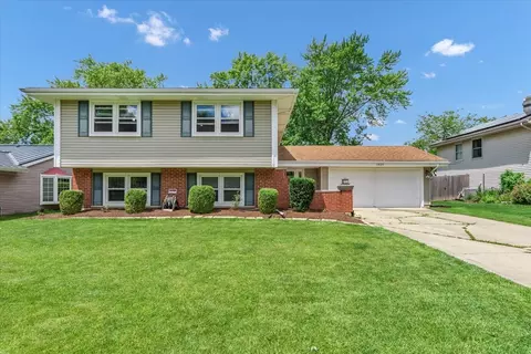 1820 Claremont Rd, Hoffman Estates, IL 60169