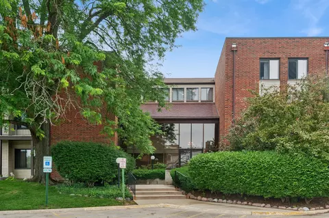 3070 Pheasant Creek Dr #106, Northbrook, IL 60062