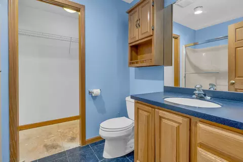 Bath - 2 Echowood Dr, Algonquin, IL 60102 photo 6 of 9