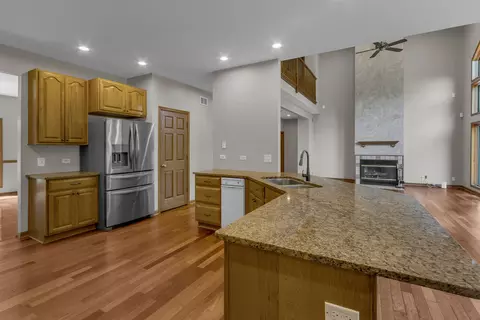 Kitchen - 2 Echowood Dr, Algonquin, IL 60102 photo 3 of 4