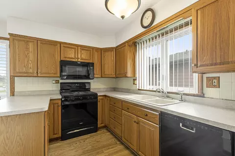 Kitchen - 218 Mastodon Dr, Ingleside, IL 60041 photo 2 of 5