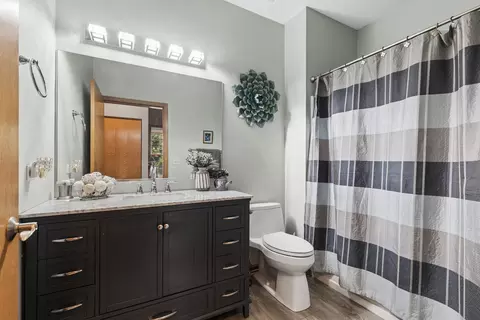 Bath - 1601 Millbrook Dr, Algonquin, IL 60102 photo 1 of 3