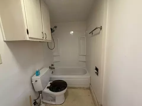 Bath - 902 N Lee St, Bloomington, IL 61701 photo 3 of 3
