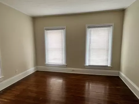 Living - 902 N Lee St, Bloomington, IL 61701 photo 1 of 6
