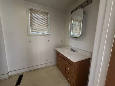 Bath - 902 N Lee St, Bloomington, IL 61701 photo 2 of 3