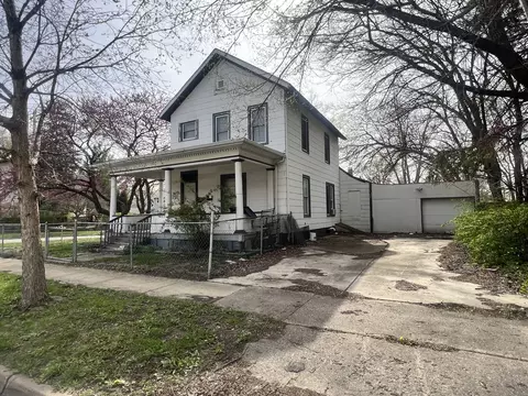 902 N Lee St, Bloomington, IL 61701