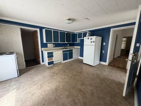 Kitchen - 902 N Lee St, Bloomington, IL 61701 photo 2 of 2