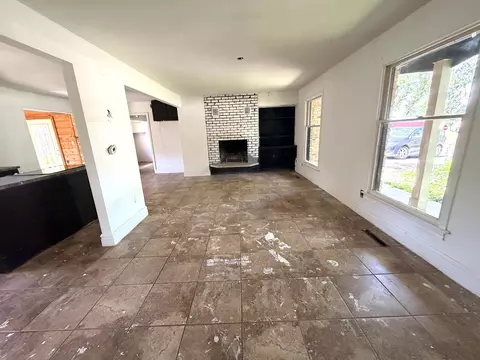 Living - 500 E Clark Trl, Herrin, IL 62948 photo 2 of 10
