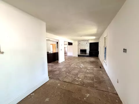 Living - 500 E Clark Trl, Herrin, IL 62948 photo 9 of 10