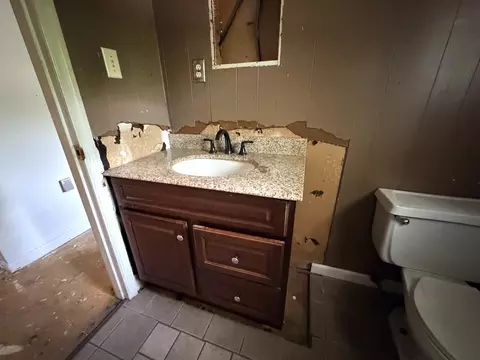 Bath - 500 E Clark Trl, Herrin, IL 62948 photo 1 of 4