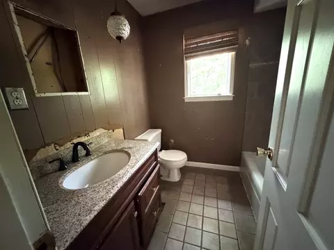 Bath - 500 E Clark Trl, Herrin, IL 62948 photo 2 of 4