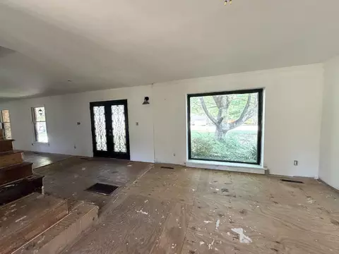 Living - 500 E Clark Trl, Herrin, IL 62948 photo 3 of 10