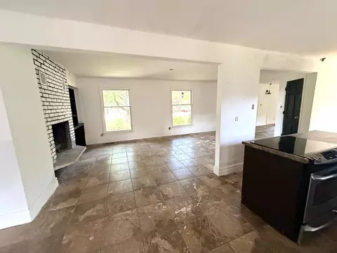 Living - 500 E Clark Trl, Herrin, IL 62948 photo 8 of 10