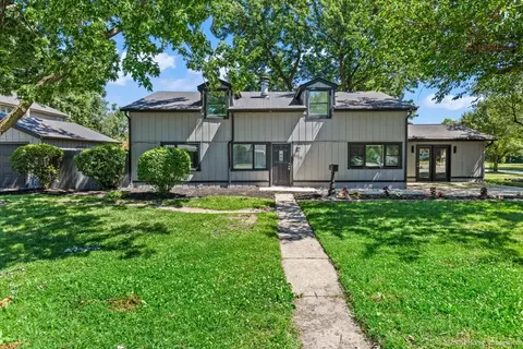 5016 Oak Center Dr, Oak Lawn, IL 60453