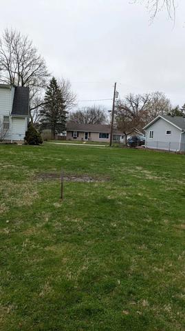 611 Oakwood Dr, Geneva, IL 60134