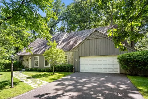 14 Bristol Ct, Lincolnshire, IL 60069