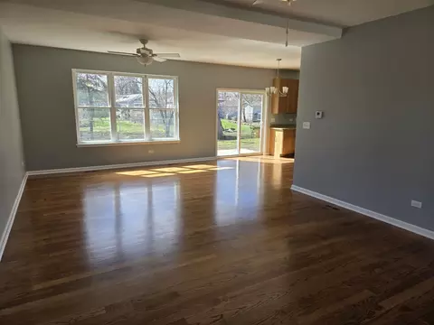 Living - 4 Joseph Ct, Midlothian, IL 60445 photo 2 of 5