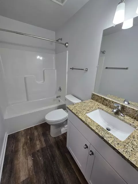 Bath - 4 Joseph Ct, Midlothian, IL 60445 photo 2 of 3