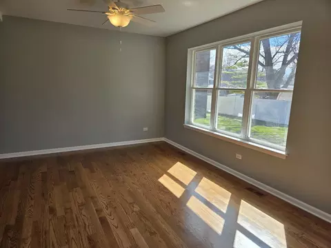Living - 4 Joseph Ct, Midlothian, IL 60445 photo 4 of 5