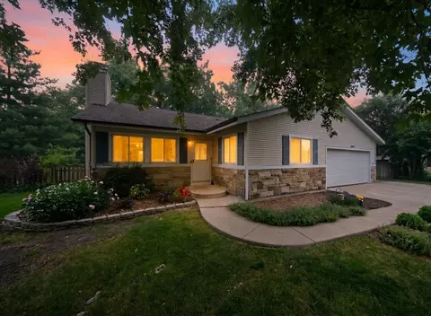 2 S445 Sanchez Dr, Warrenville, IL 60555