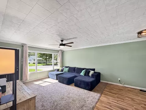 Living - 1418 Chippewa Dr, Ottawa, IL 61350 photo 2 of 2