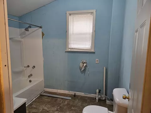 Bath - 302 E Park St, Morrison, IL 61270 photo 1 of 2
