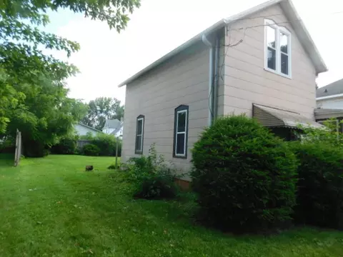 Exterior - 302 E Park St, Morrison, IL 61270 photo 3 of 9