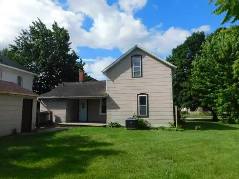 Exterior - 302 E Park St, Morrison, IL 61270 photo 5 of 9
