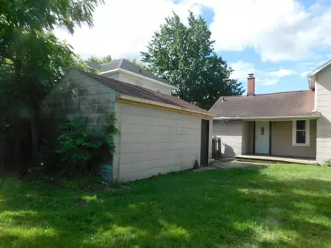 Exterior - 302 E Park St, Morrison, IL 61270 photo 6 of 9