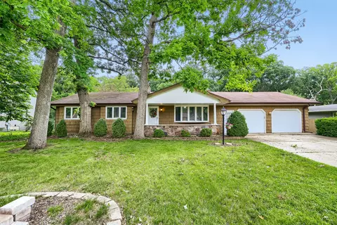 823 Greenwood Ave, Carpentersville, IL 60110