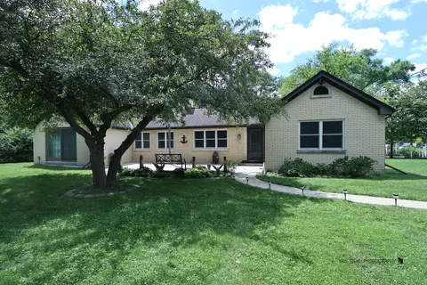 9425 Byrne Dr, Fox River Grove, IL 60021